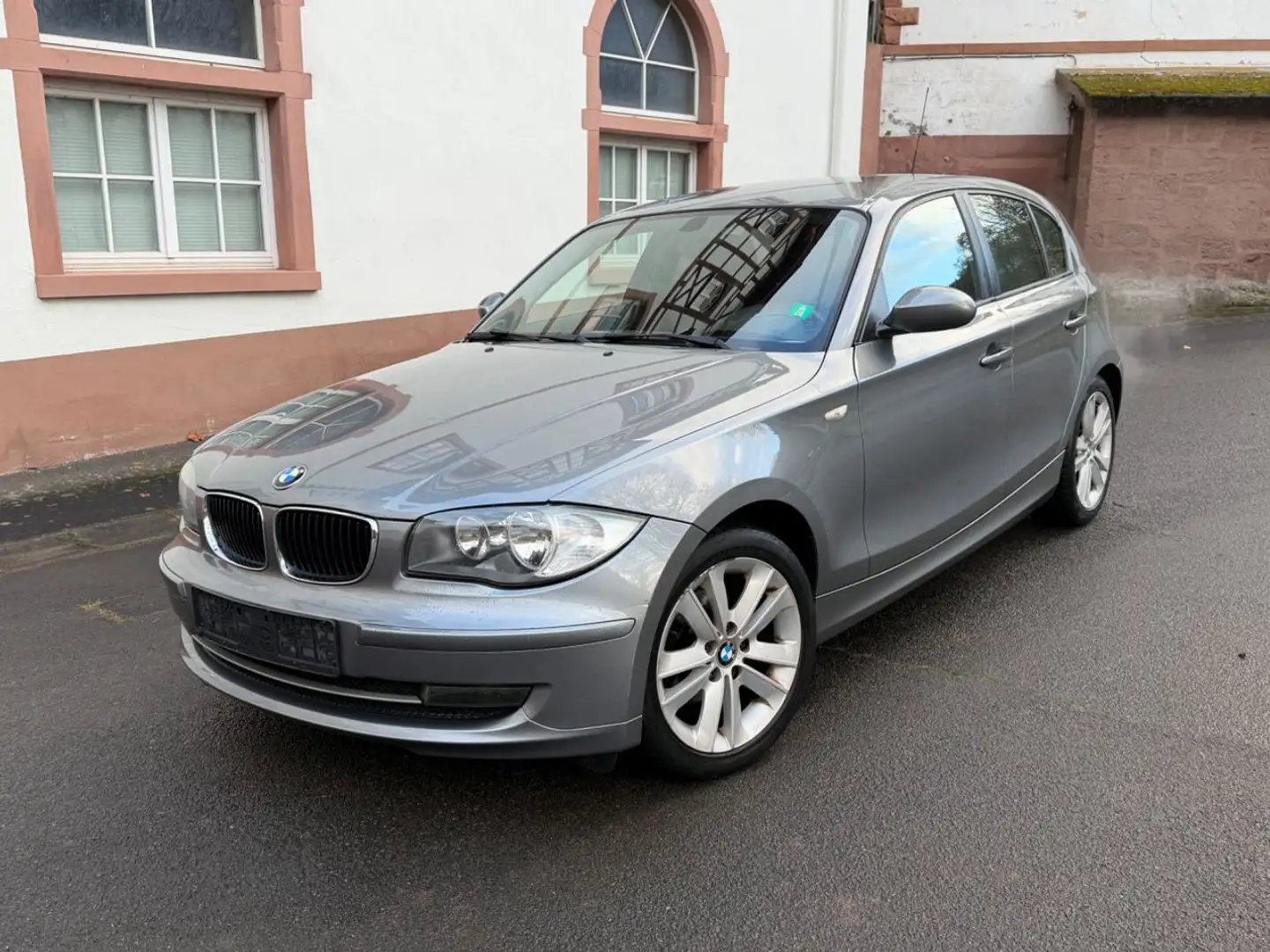 BMW 118 i Lim. 5-Türer / Klimaaut. / Sportsitze / PDC Grau - 1