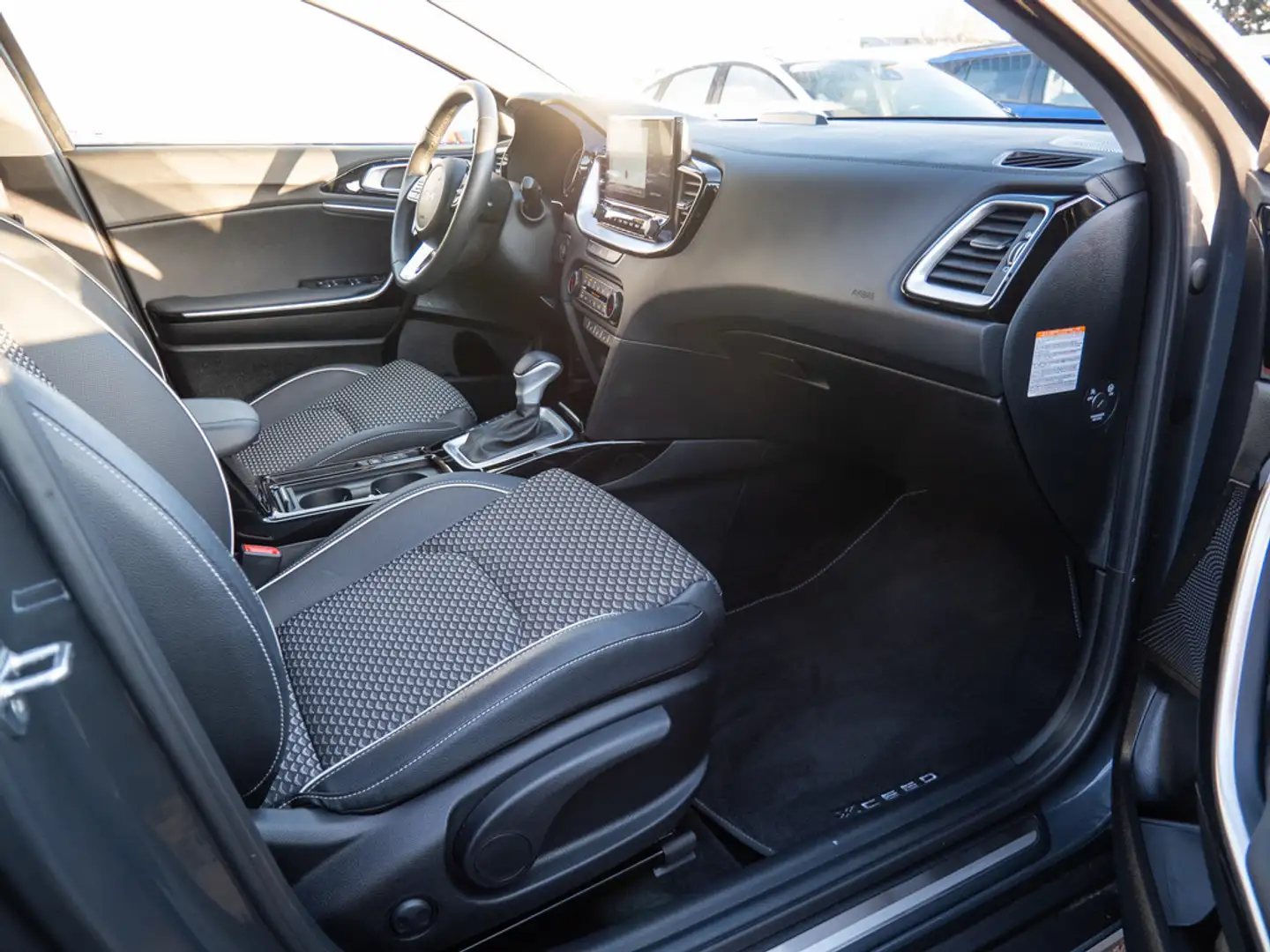 Kia XCeed 1.6 PHEV Inspiration LED*NAVI*SZH* Grau - 2