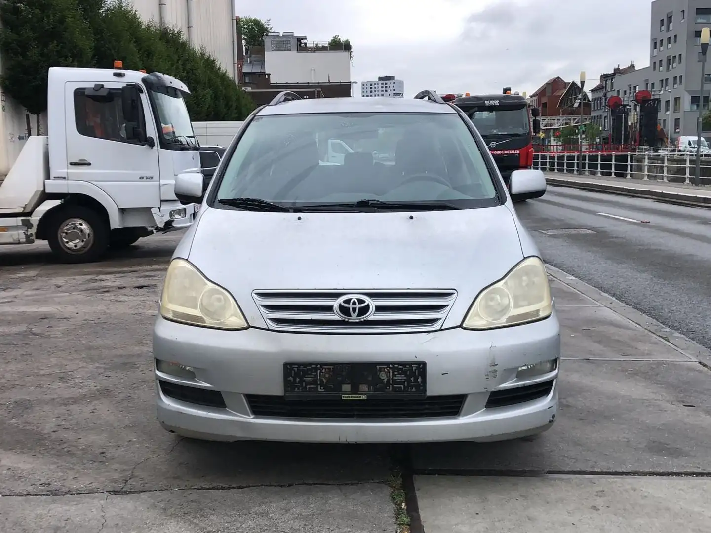 Toyota Avensis Verso 2.0 Turbo D4D Linea Sol Zilver - 2