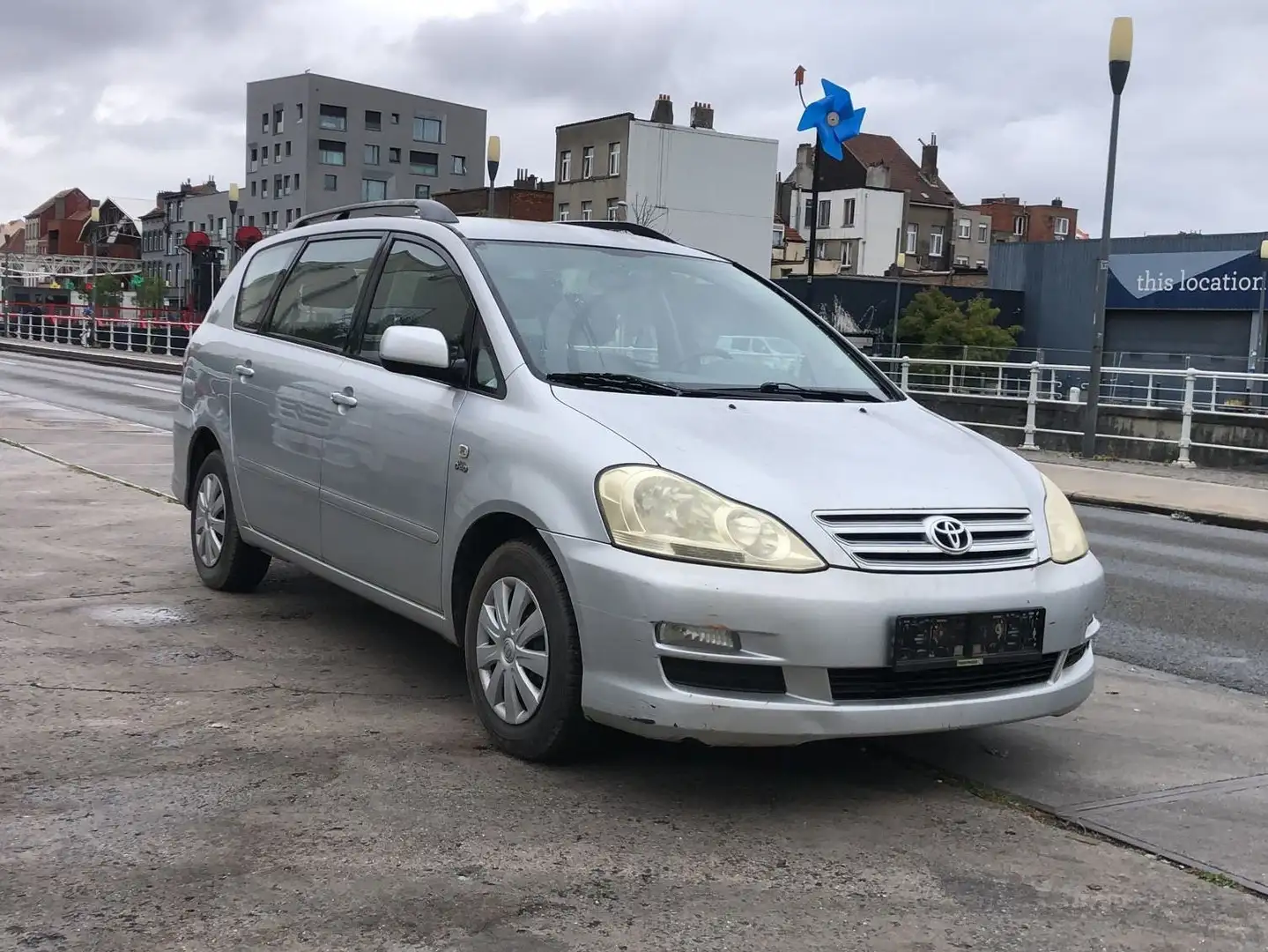 Toyota Avensis Verso 2.0 Turbo D4D Linea Sol Zilver - 1