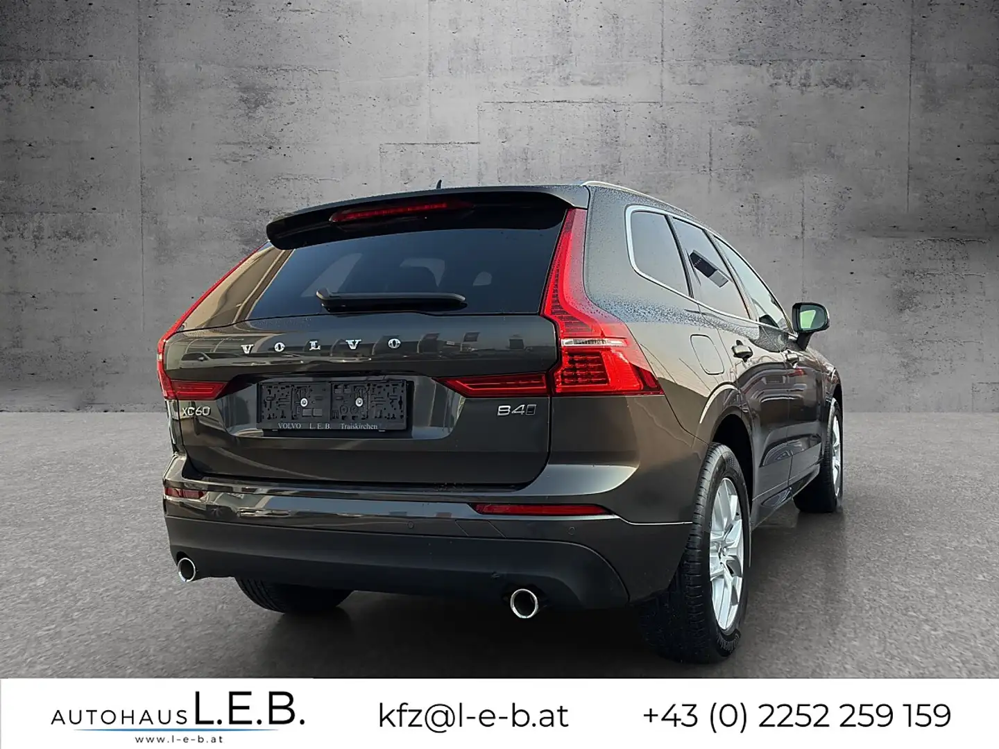 Volvo XC60 B4 Momentum Pro AWD Geartronic Grau - 2