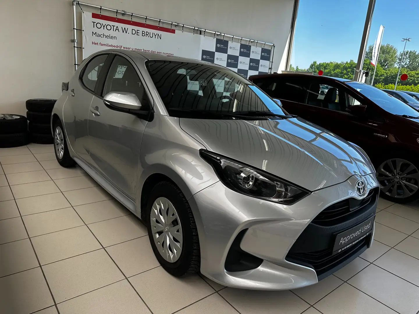 Toyota Yaris Dynamic 1.5L AT Hybride e-CVT Silber - 2