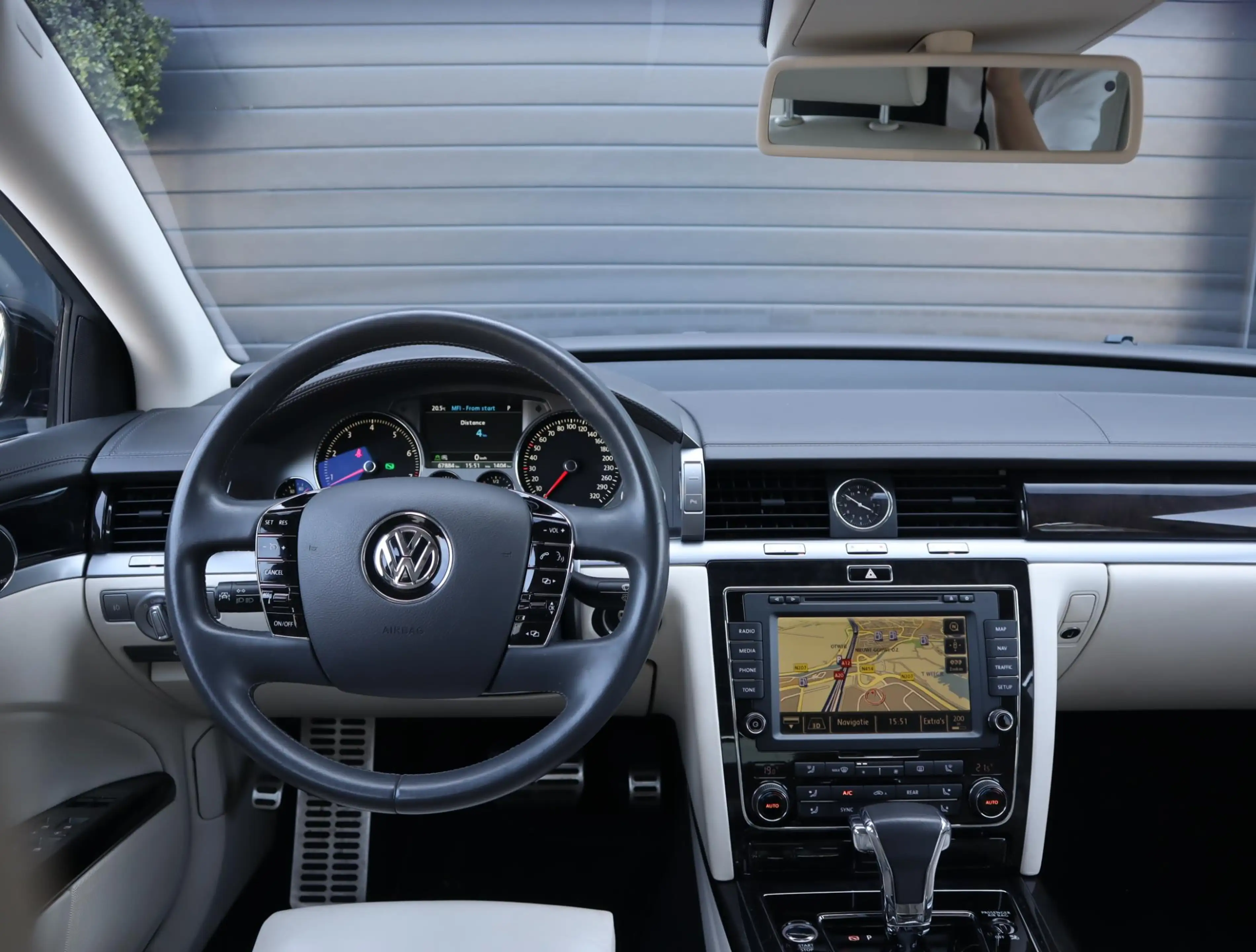 Volkswagen Phaeton 4.2 V8 4p. Lang Highline | Uniek | Chauffeur Pakke — photo 15