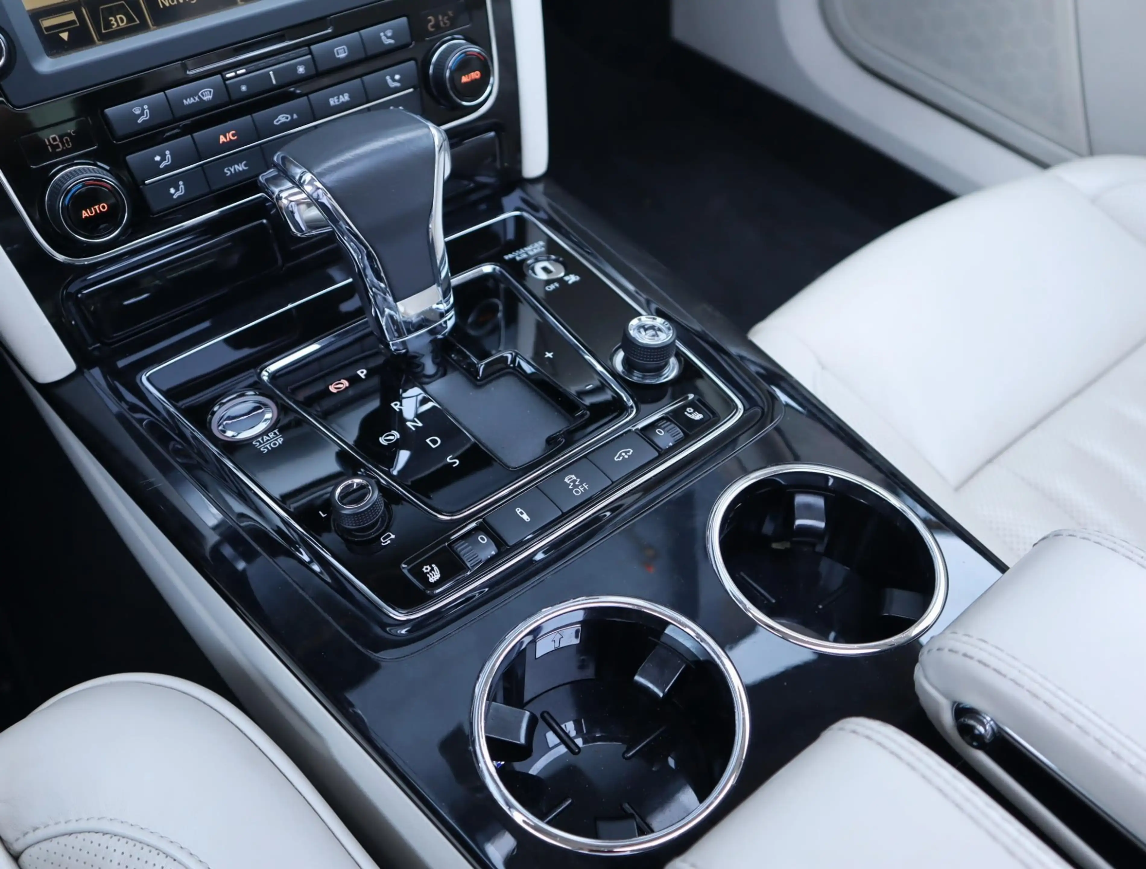 Volkswagen Phaeton 4.2 V8 4p. Lang Highline | Uniek | Chauffeur Pakke — photo 32