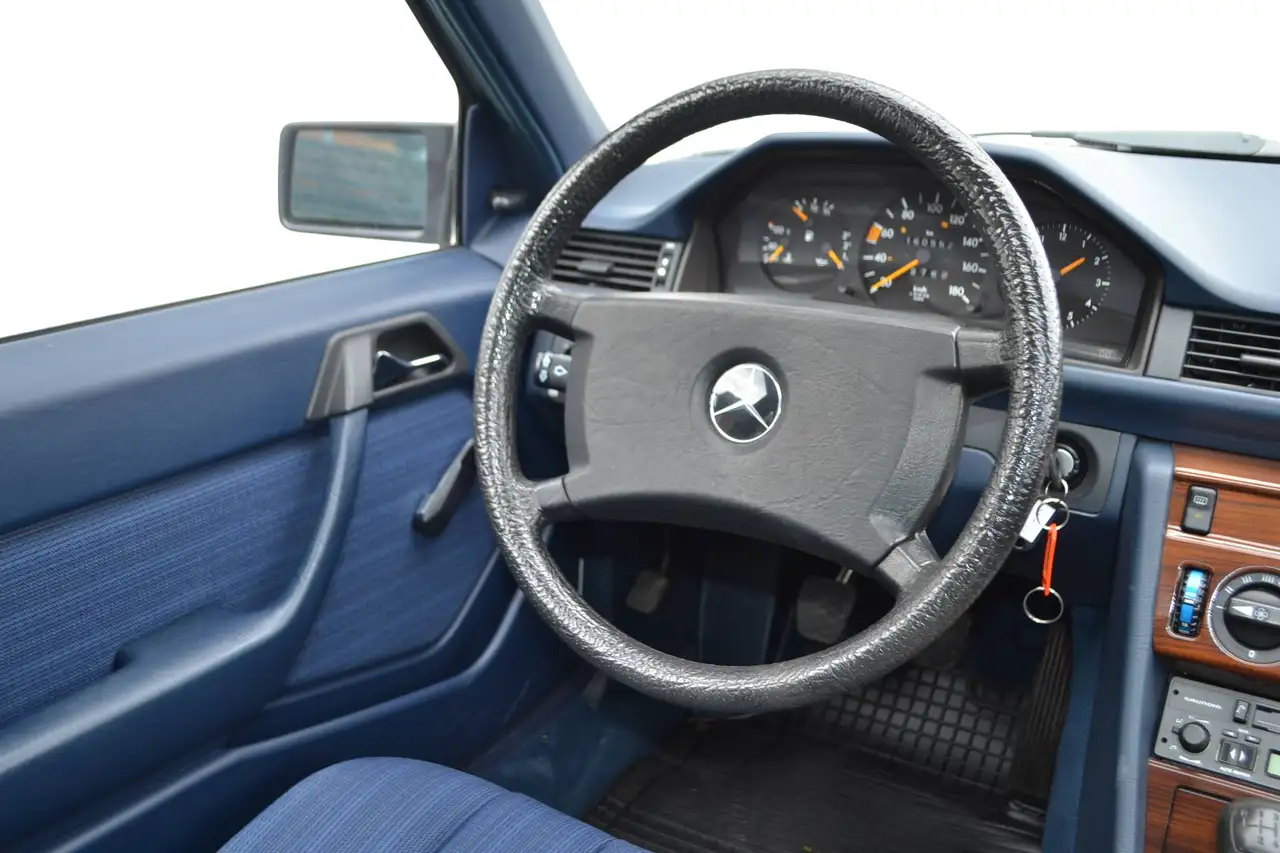 Mercedes-Benz E 200 Diesel*El. SSD*OLDTIMER*, foto 6