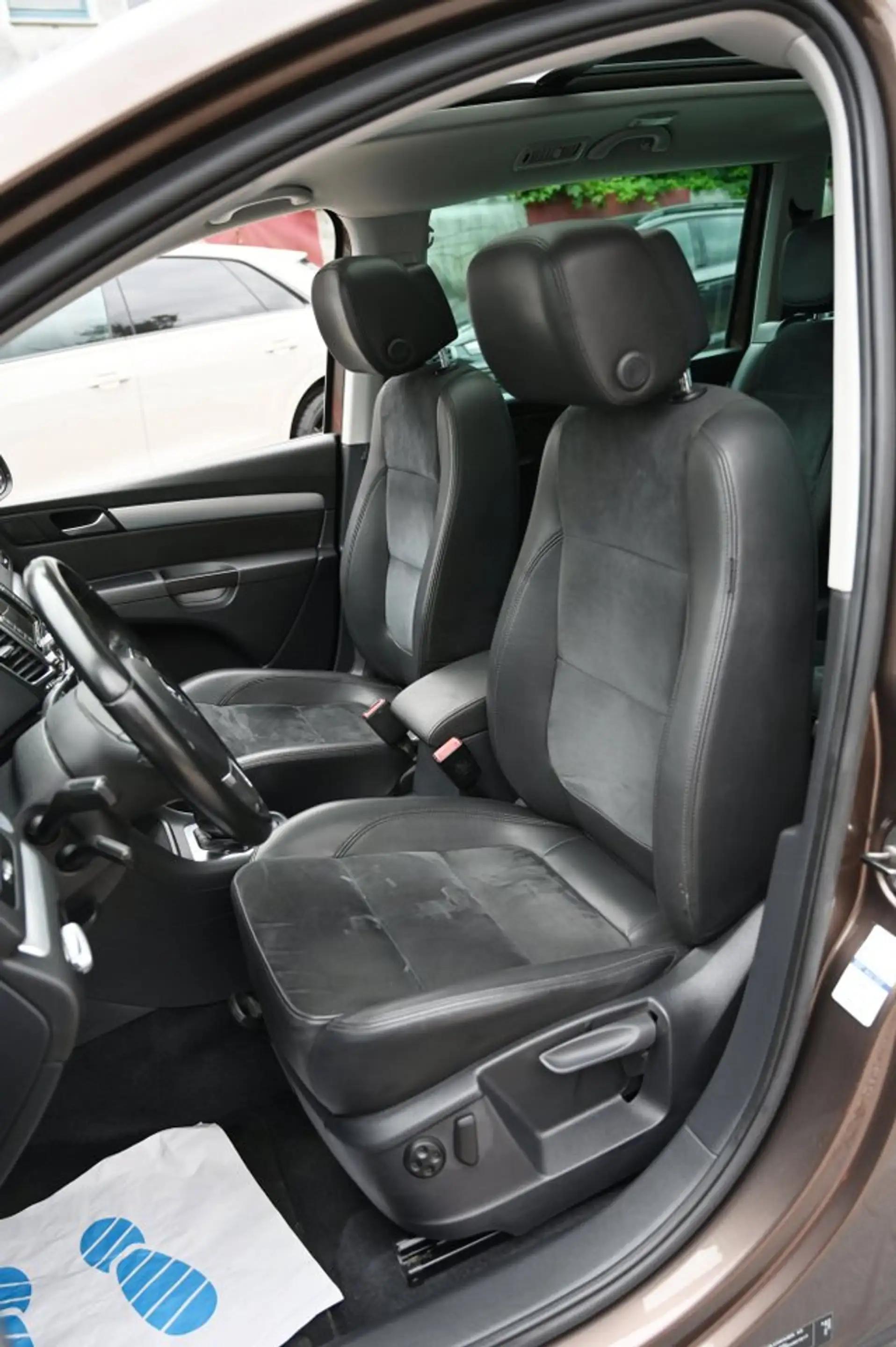 Volkswagen Sharan 2.0 TSI Highline 6SITZ*PANO*Navi*AHK* — photo 8