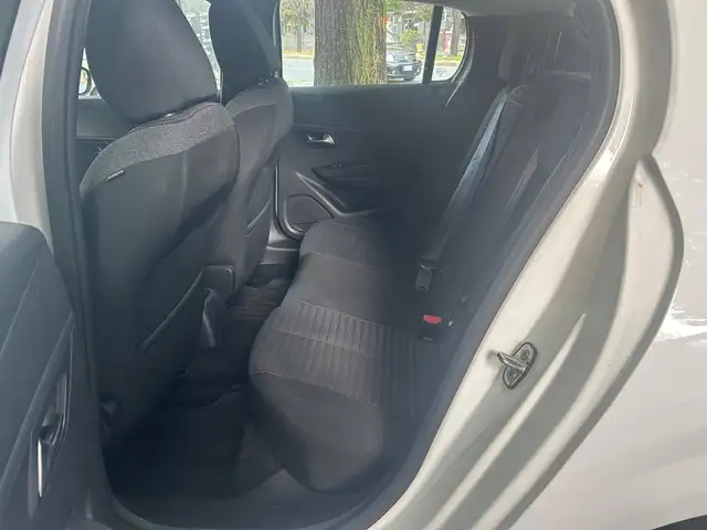 Peugeot 208 view 9