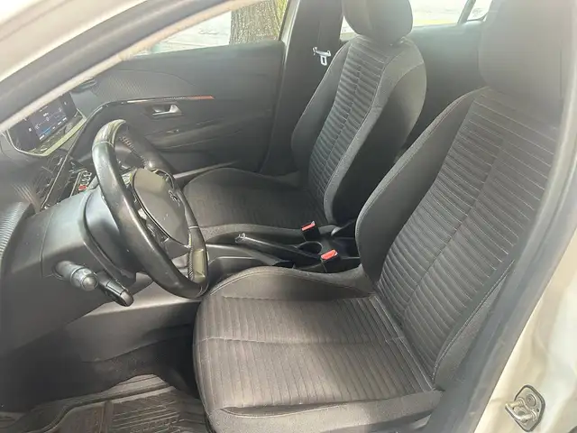 Peugeot 208 view 13