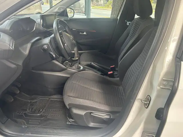 Peugeot 208 view 8