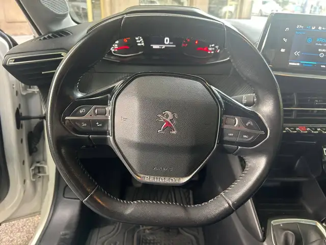 Peugeot 208 view 12