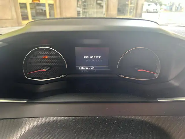 Peugeot 208 view 10