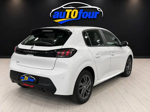 Peugeot 208 view 3