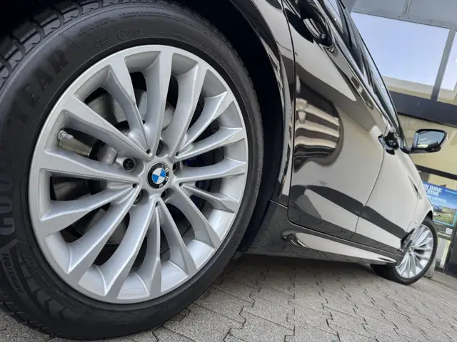 BMW 5 Series view 4