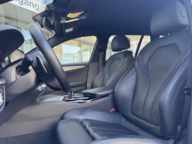 BMW 5 Series view 8