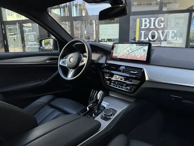 BMW 5 Series view 6