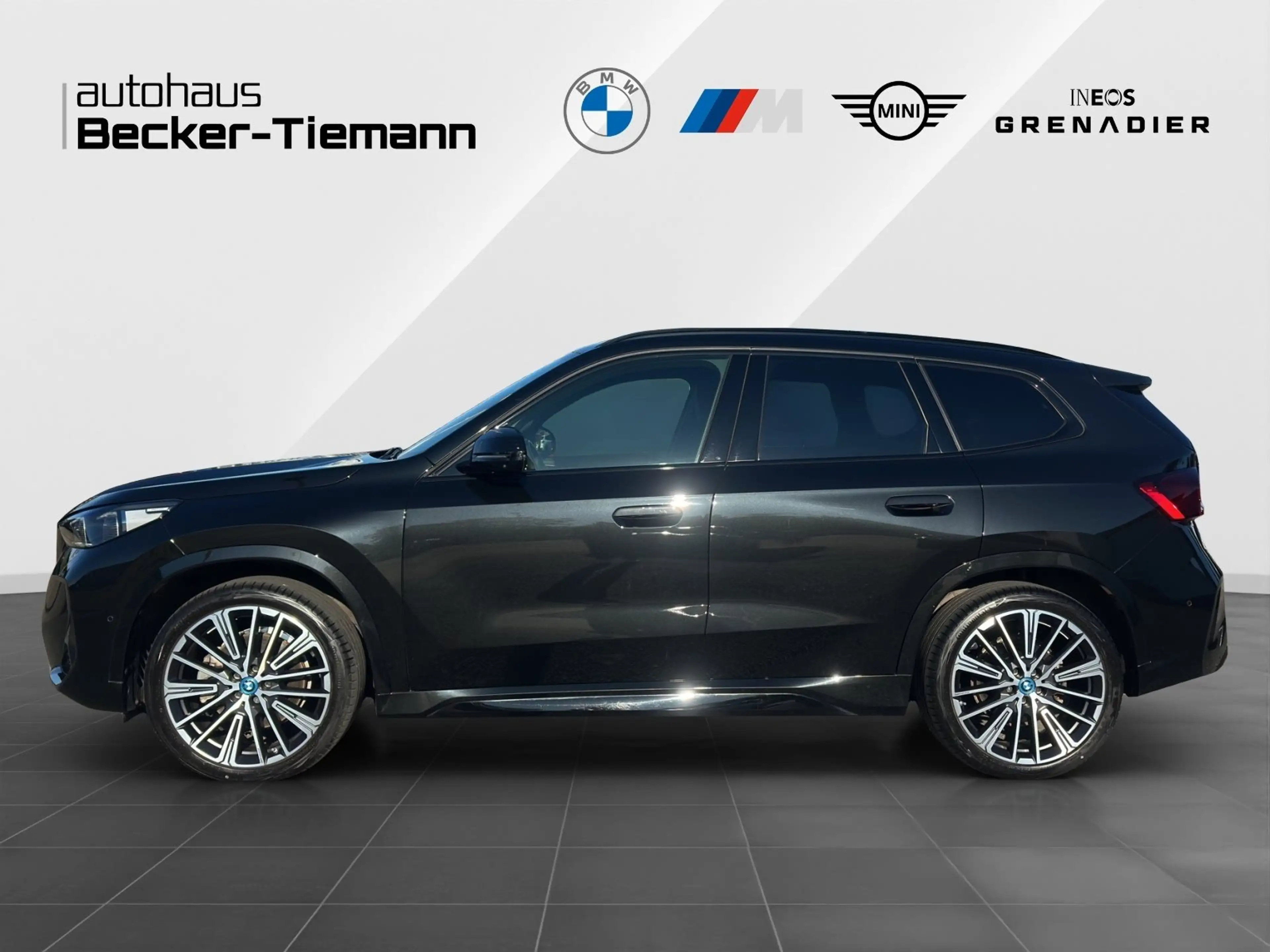 BMW iX 1 xDrive30 M Sport AHK | Memory | Panorama | LED | — photo 3