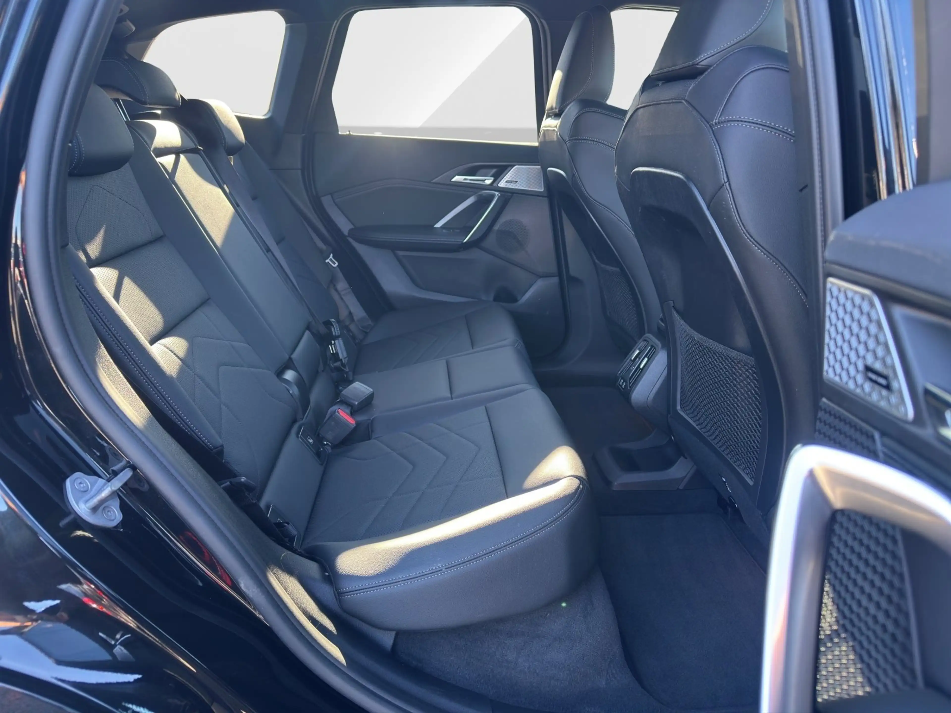 BMW iX 1 xDrive30 M Sport AHK | Memory | Panorama | LED | — photo 13