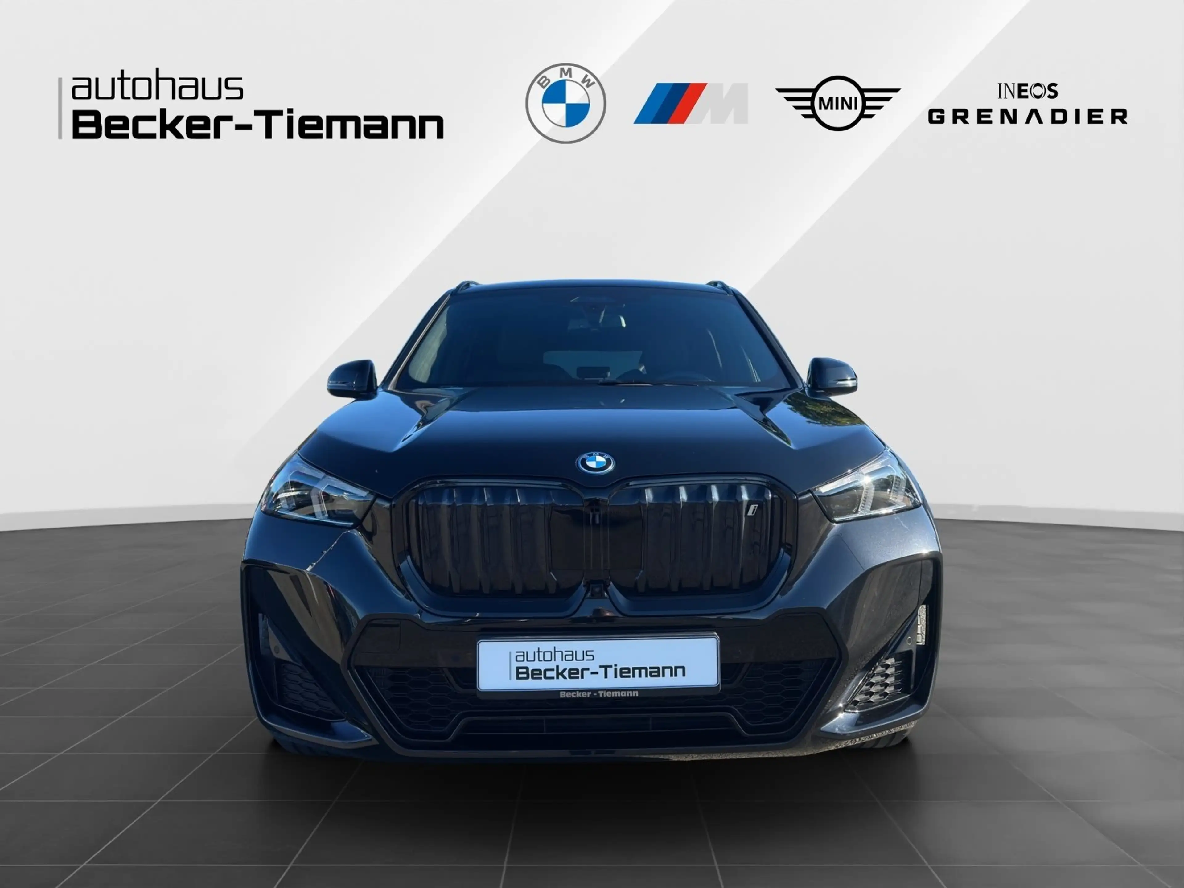 BMW iX 1 xDrive30 M Sport AHK | Memory | Panorama | LED | — photo 2