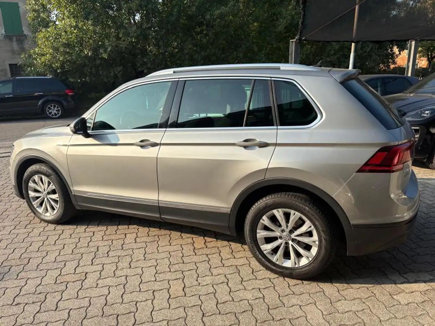 Volkswagen Tiguan 2.0 tdi BUSINESS 150cv dsg Gris - 2
