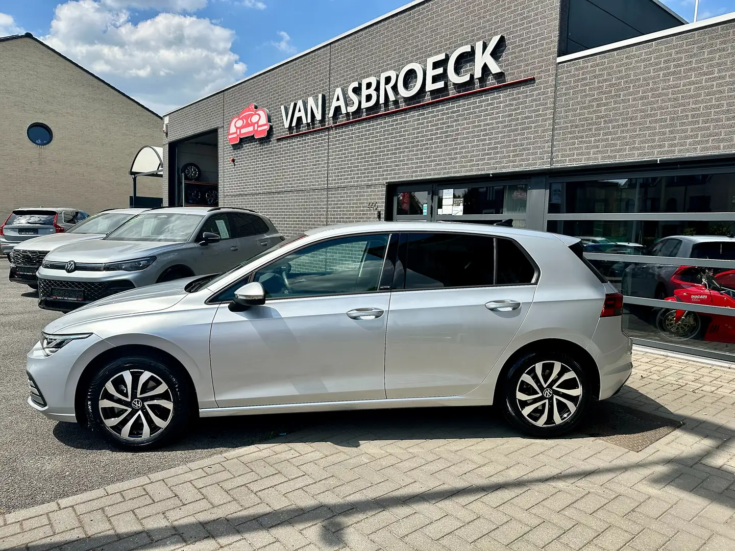 Volkswagen Golf 1.0 eTSI Active DSG MHybrid * GPS * APP * LED * Zilver - 2