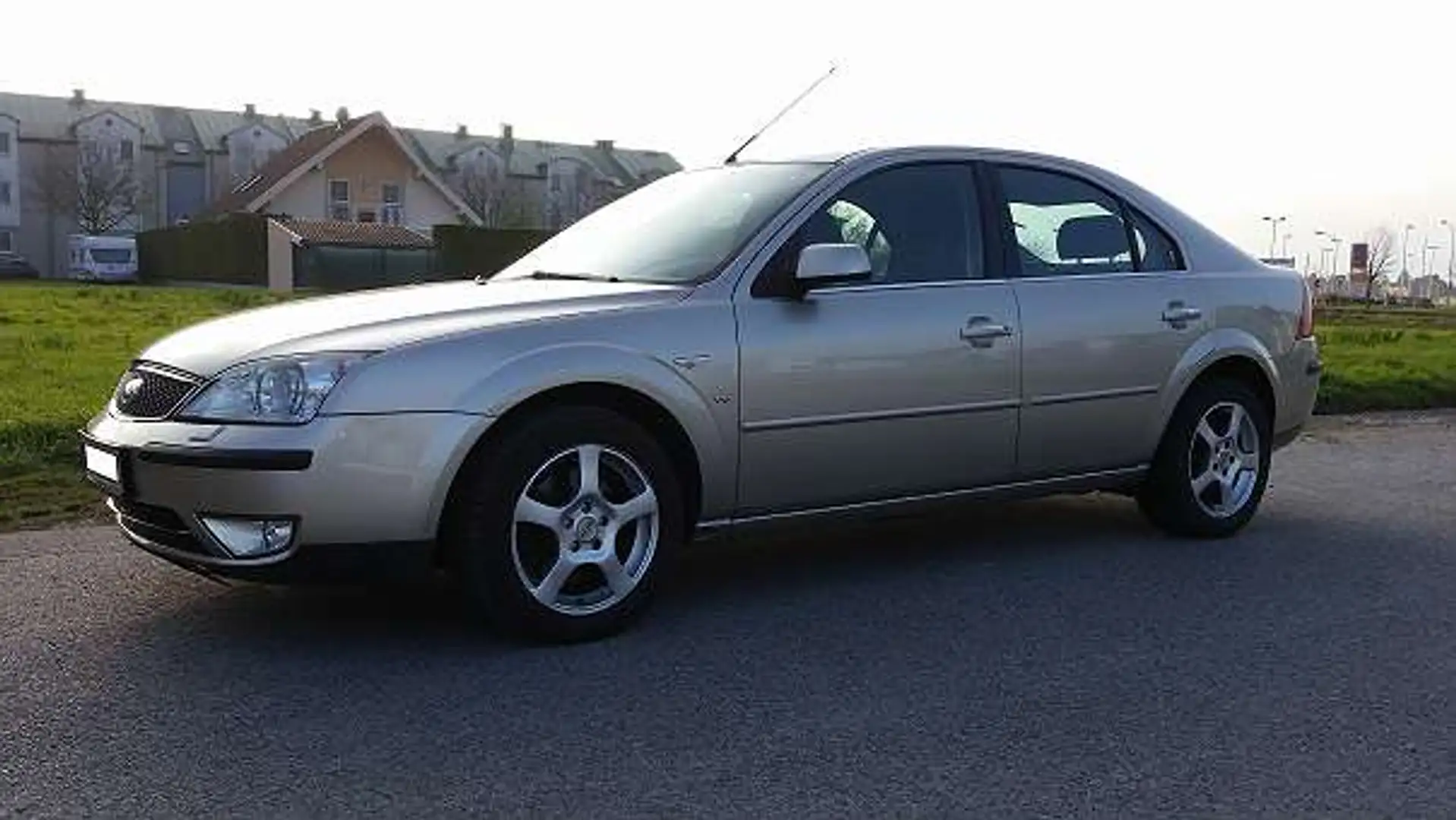 Ford Mondeo Mondeo Sport 2,5 V6 Sport Grau - 1