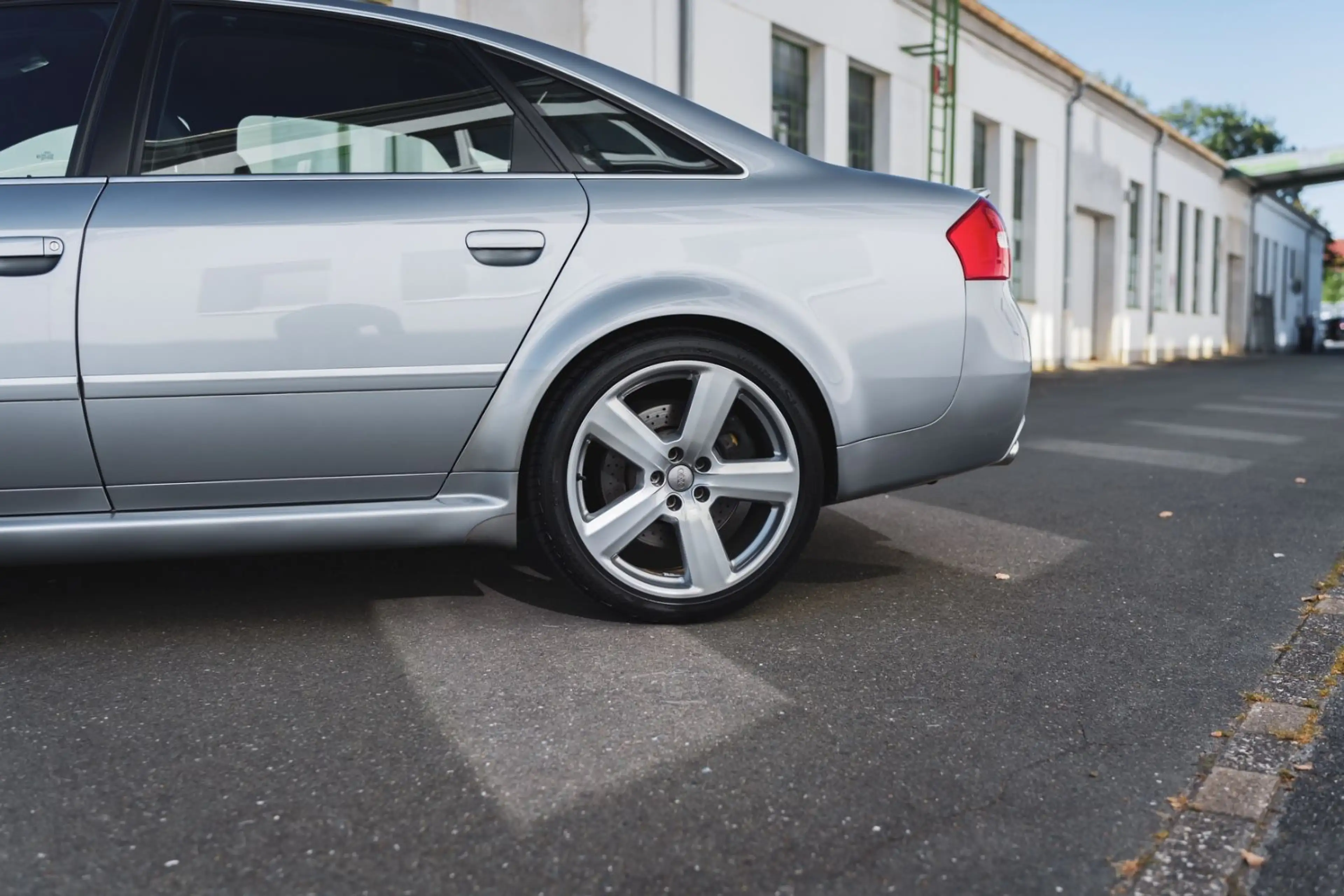 Audi RS6 4.2 Quattro *Limousine / Erstlack* — photo 14