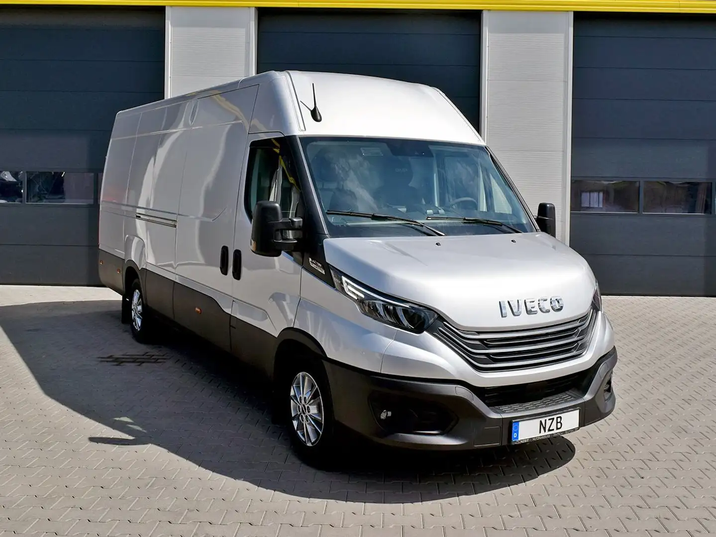 Iveco Daily L4H2 ACC/Schwingsitz/Luftfahrwerk SOFORT Grau - 1