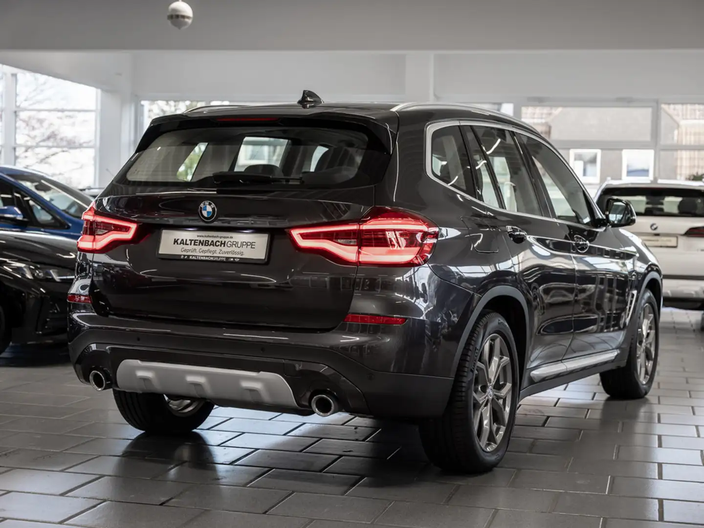 BMW X3 xDrive 20d X-Line PANO HUD LED W-LAN NAVI Gris - 2