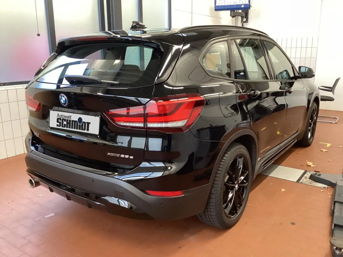 BMW X1 xDrive25e Sport Line + GARANTIE Schwarz - 2