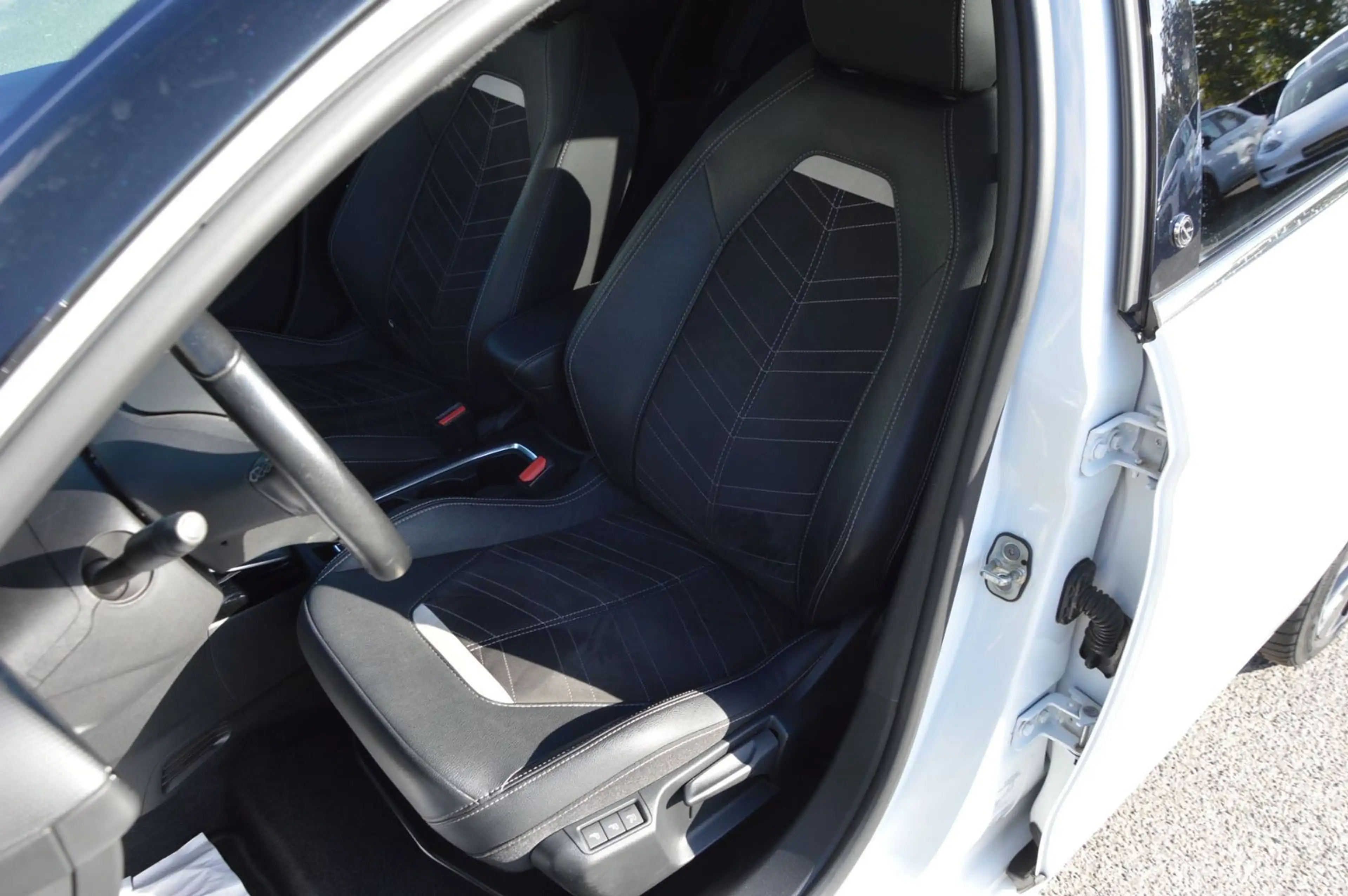 Opel Corsa F e Ultimate R/KAM"PDC"11KW"DAB"17ZOLL — photo 9