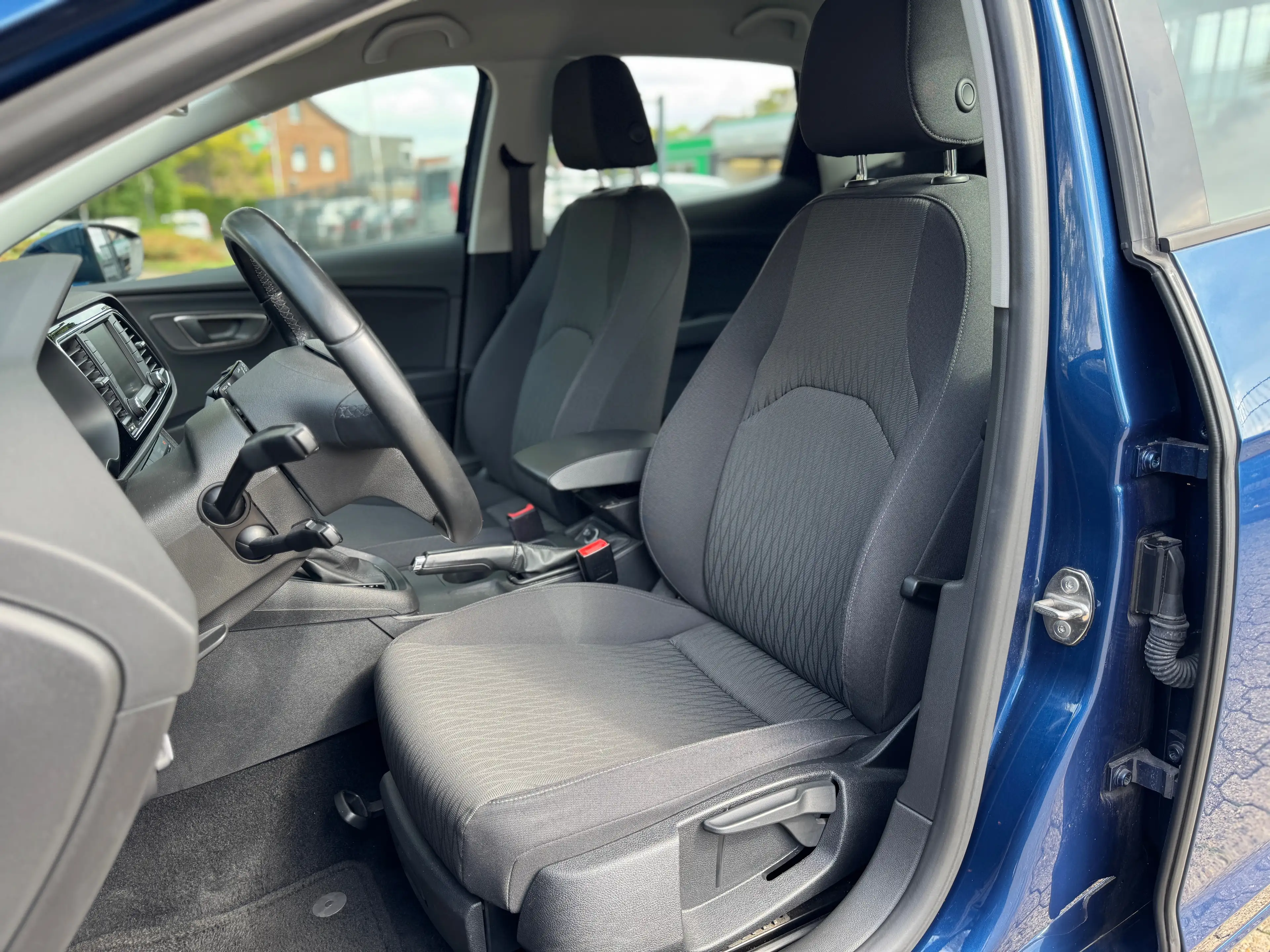 SEAT Leon Leon 1.2 TSI DSG Style ACC, PDC, Apple CarPlay — photo 8