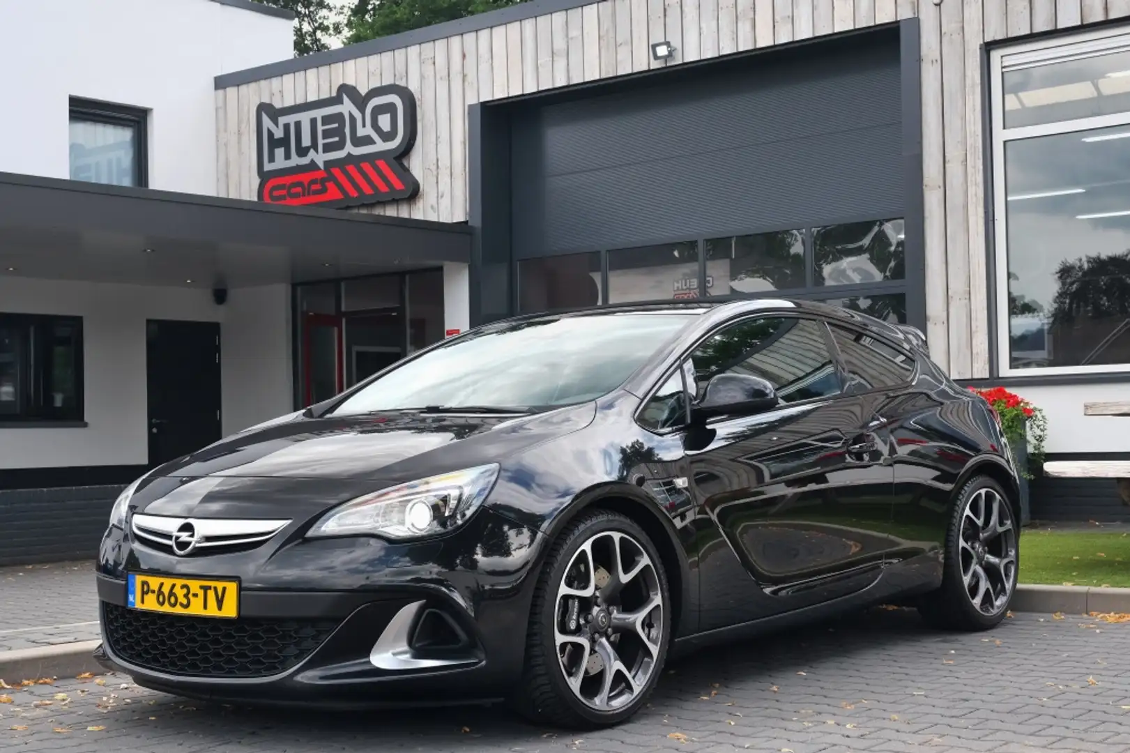 Opel Astra GTC 2.0 Turbo OPC Zwart - 1