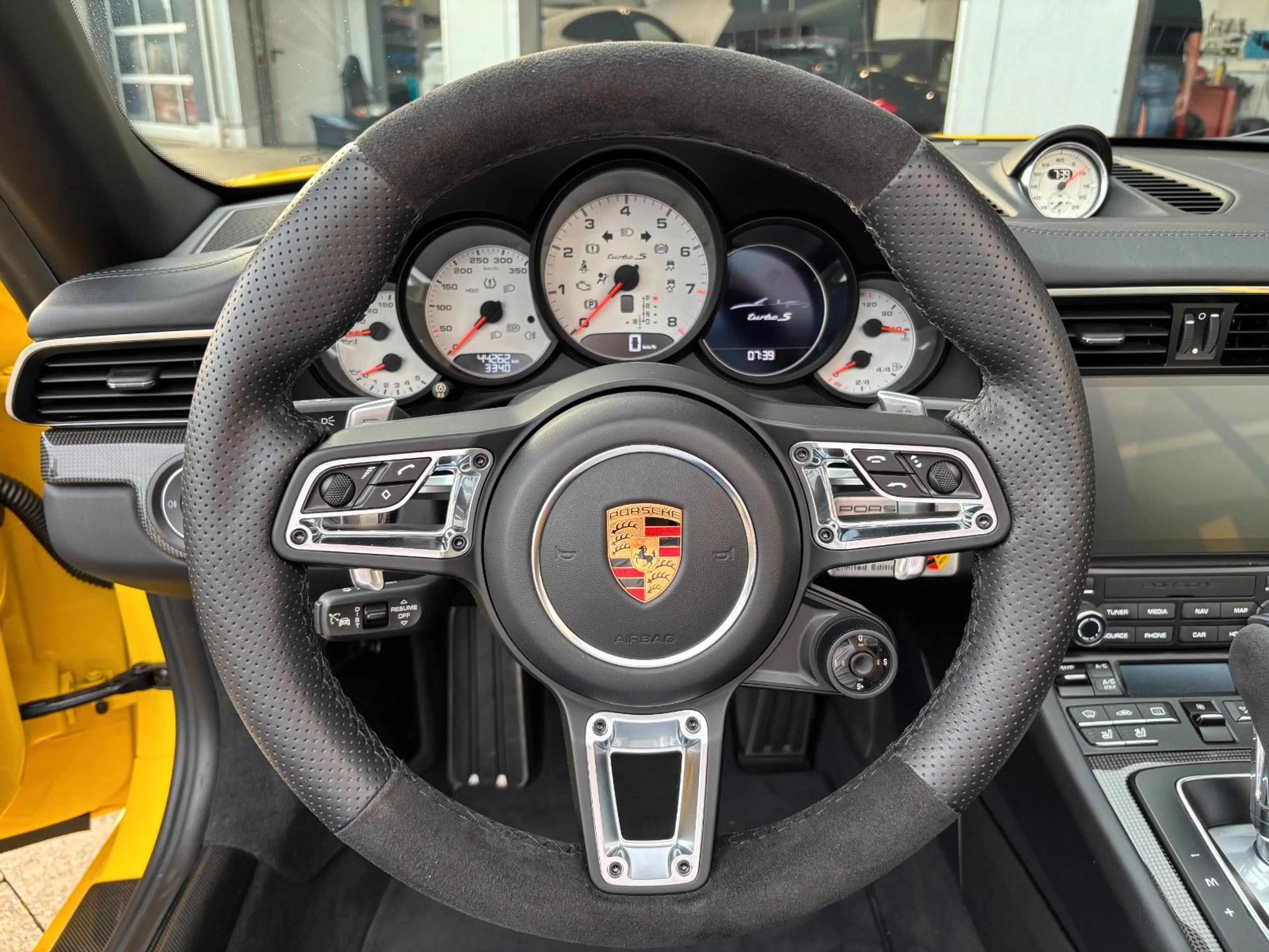 Porsche 991 .2 Turbo S Cabr. **Aerokit-PCCB-Liftsystem** — photo 3