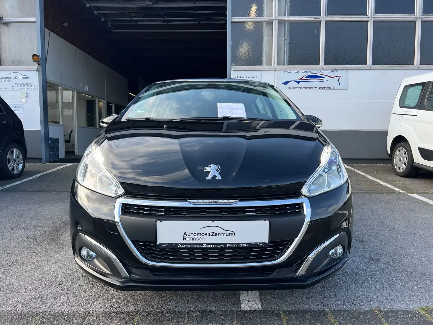 Peugeot 208 Signature AUTOMATIK 1.HD*PANORAMA*KLIMA* Schwarz - 2