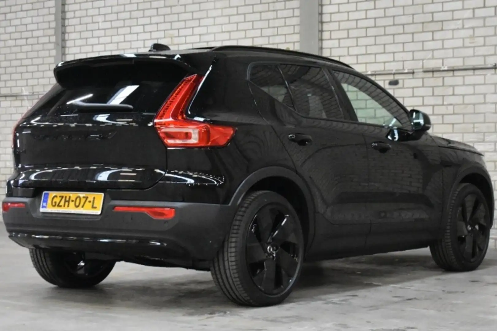 Volvo EX40 Ultra Black Edition Extended Range 252pk/82kWh | L Zwart - 2