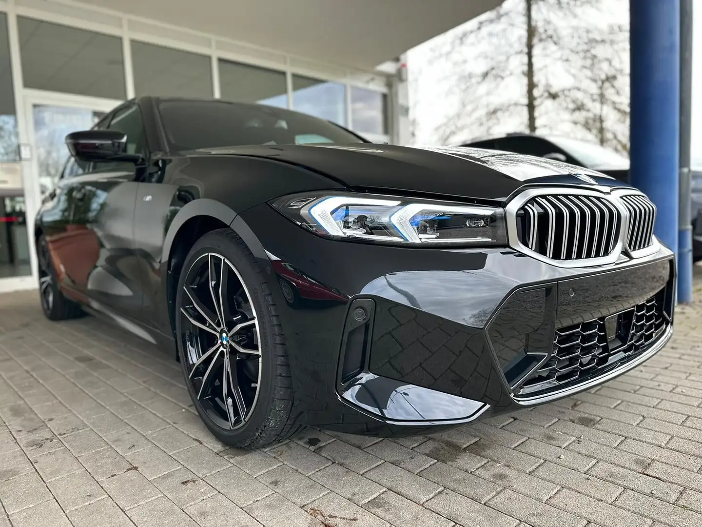 BMW 320 i Lim. M Sport / Pano / Export / Stock Чорний - 1