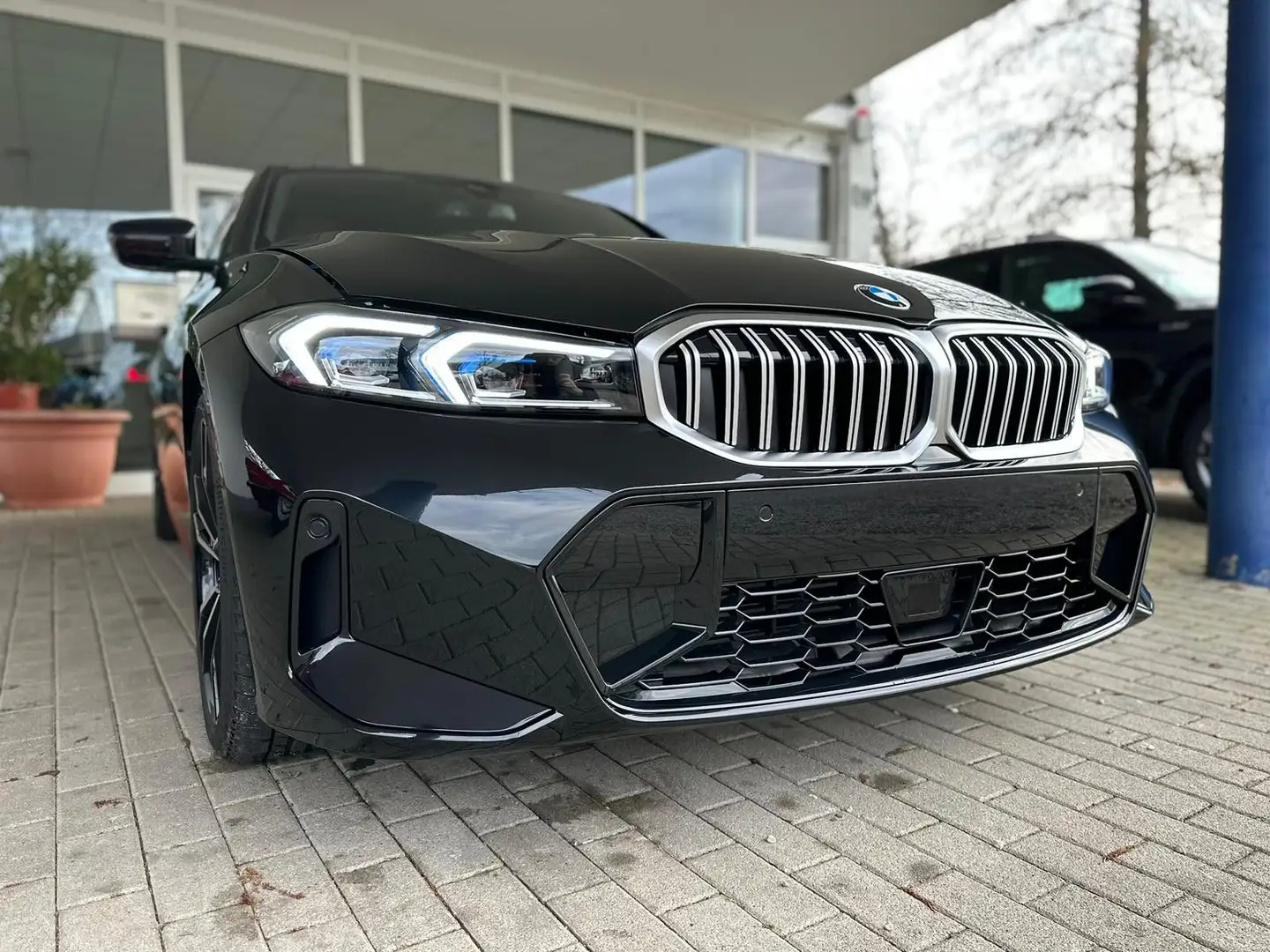 BMW 320 i Lim. M Sport / Pano / Export / Stock Noir - 2