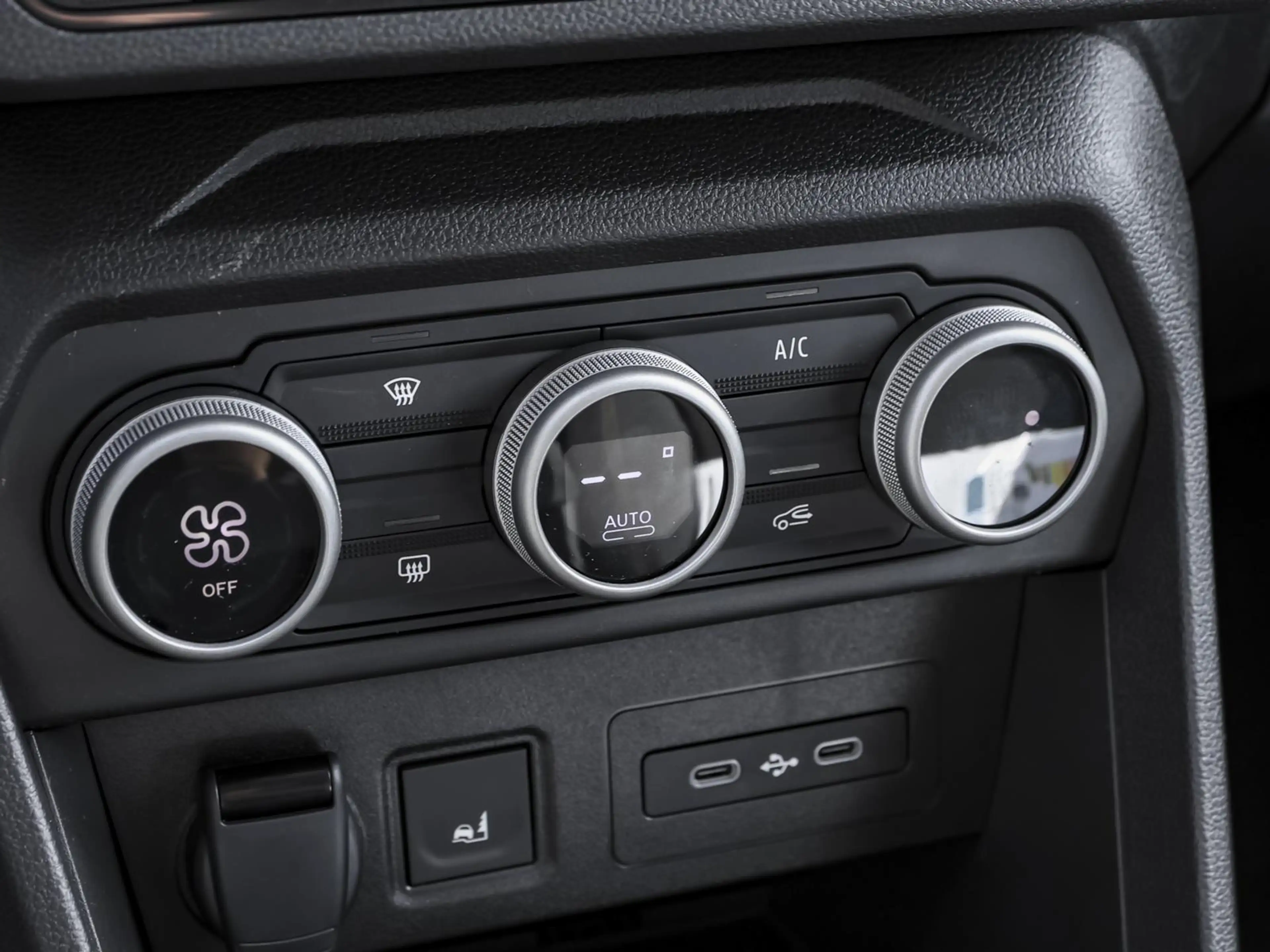 Dacia Jogger Extreme hybrid 155 7-SITZE NAVI SHZ PDC — photo 13