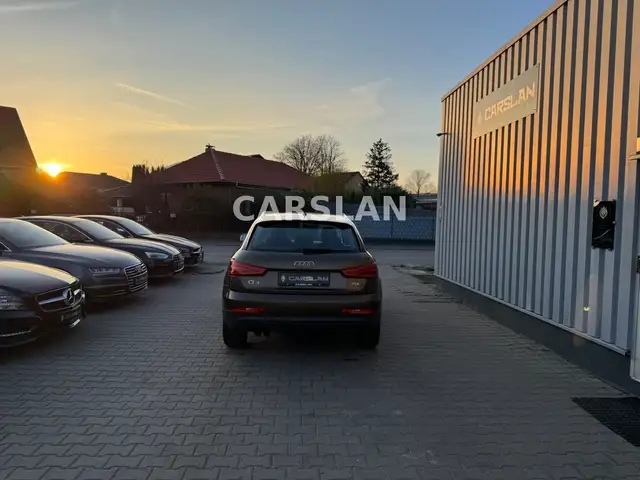 Audi Q3 view 8