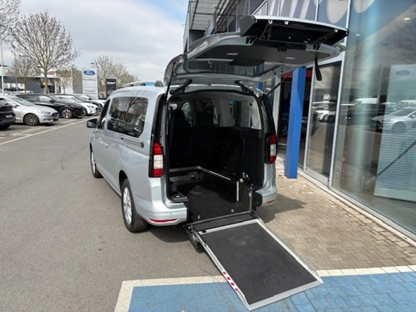 Ford Tourneo Connect Titanium 5 zitplaatsen reeds aangepast voor minder Zilver - 2