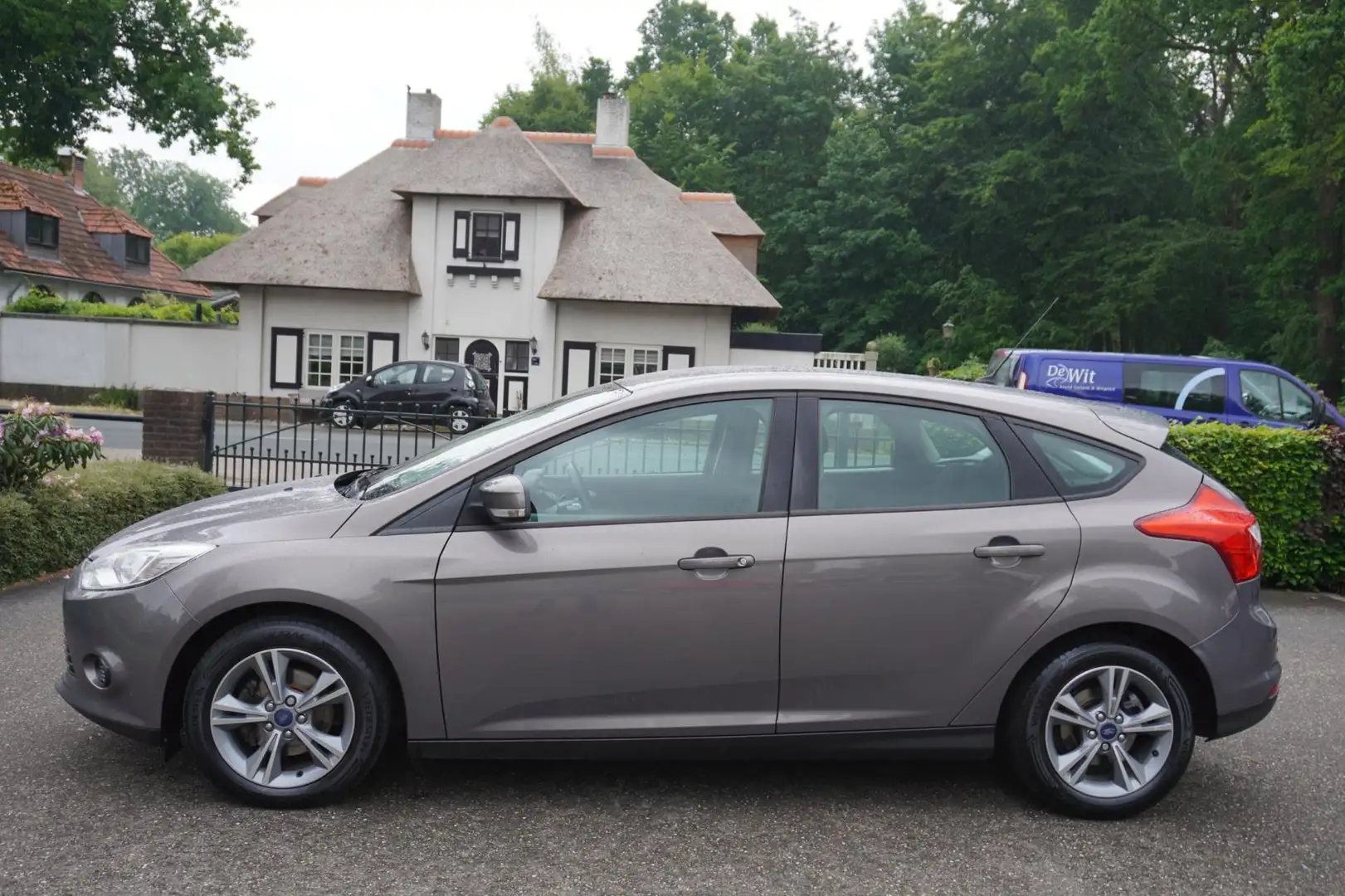 Ford Focus 1.0 EcoBoost Edition 5 Drs Airco Navi Lm Velgen Bruin - 2