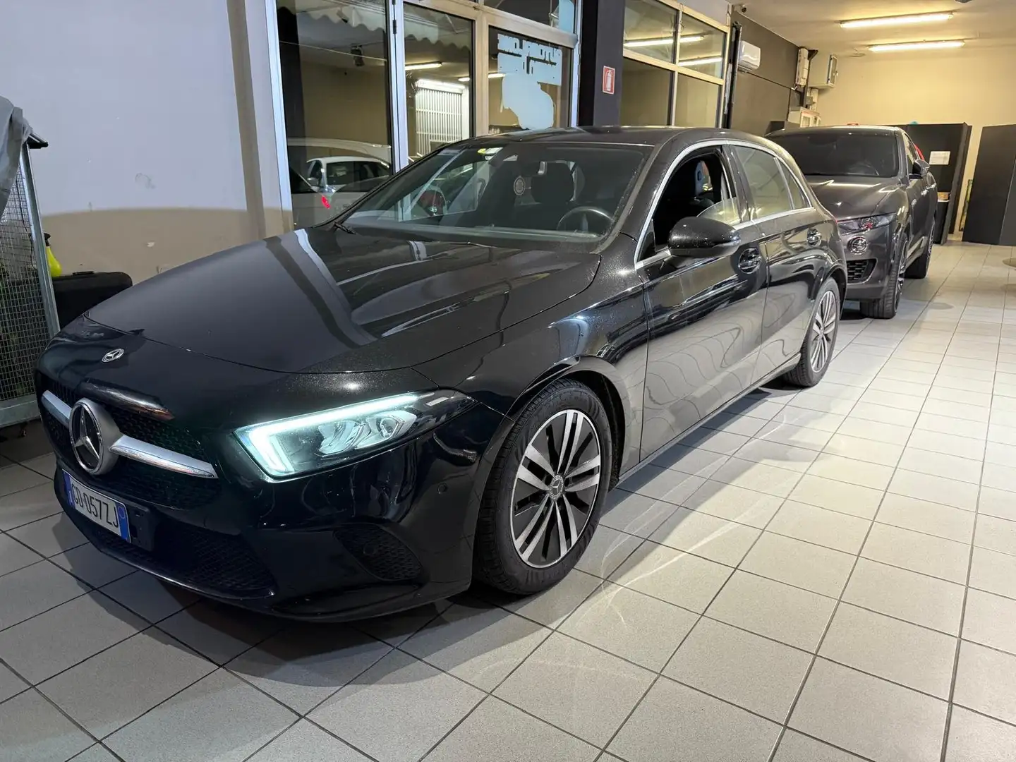 Mercedes-Benz A 180 A 180 d Executive auto Noir - 2