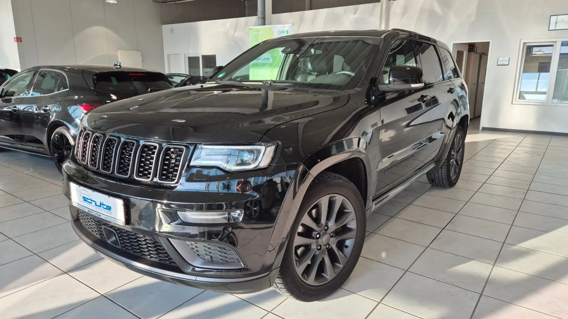 Jeep Grand Cherokee 3.0 CRD S Zwart - 1