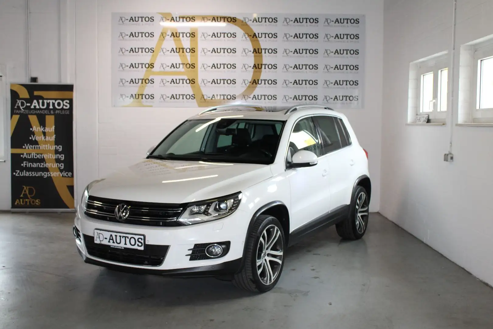 Volkswagen Tiguan Sport & Style BMT 4Motion+PANO+STHZ+u.v.m Wit - 1