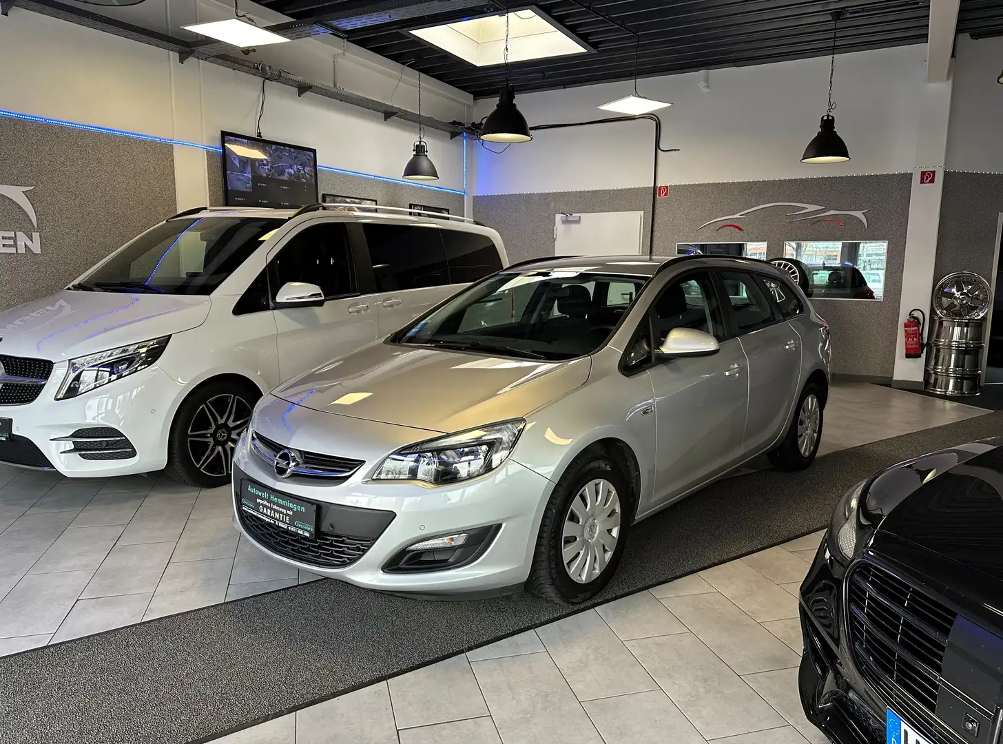 Opel Astra 1.6 Edition Kombi*12M.Garantie*Finanzierung* Grau - 1