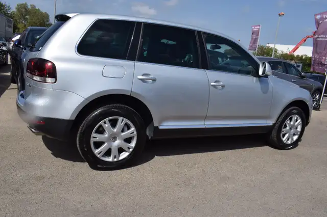 Volkswagen Touareg view 8