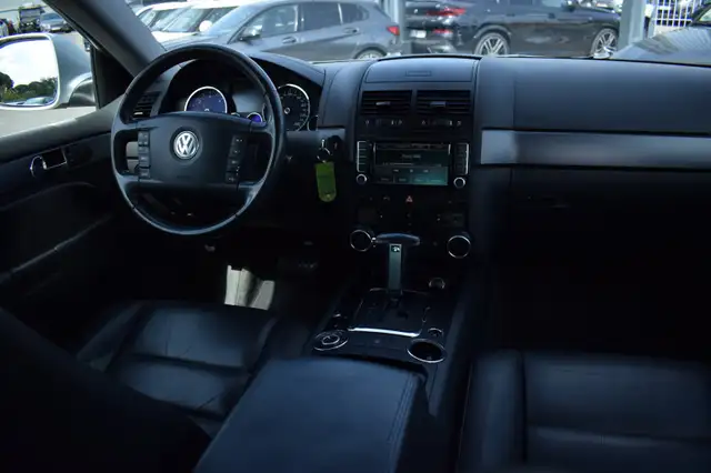 Volkswagen Touareg view 2