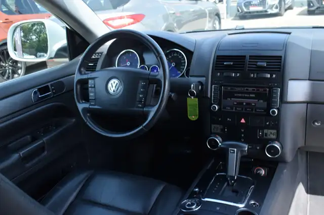 Volkswagen Touareg view 10