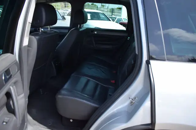 Volkswagen Touareg view 5