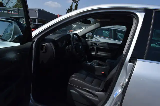 Volkswagen Touareg view 4